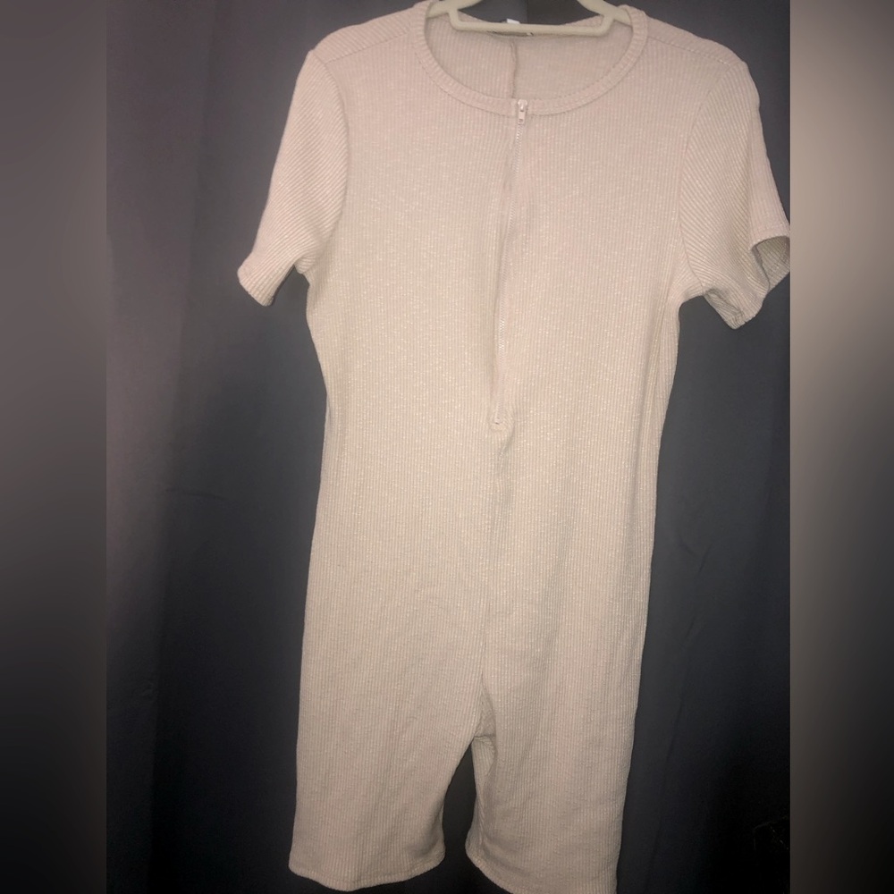 Fashion Nova Women's Jumpsuit Short tan short Sleeve zip solid Crew neck Size2X